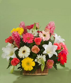 arreglo floral en canasta
