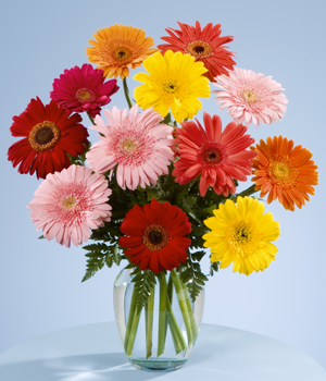 arreglo floral con gerberas en florero