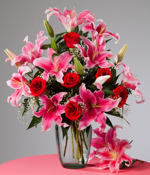 arreglo de lirios rosados y rosas en florero buenos aires
