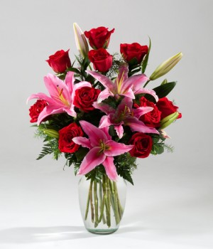 arreglo de rosas rojas y lirios rosados en florero buenos aires